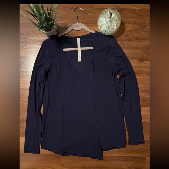 🍋Gorgeous Lululemon Navy Blue Long Sleeve Top. - Picture 3 of 4
